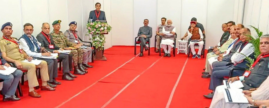 चित्र 5 .3 : माननीय प्रधानमंत्री श्री नरेंद्र मोदी उच्चस्तरीय
                                        समीक्षा बैठक की अध्यक्षता करते हुए