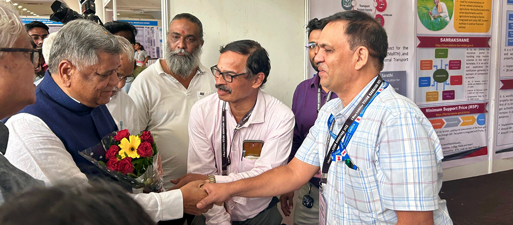 माननीय सांसद श्री जगदीश शेट्टर ने विजन कर्नाटका 2025 में एनआईसी स्टॉल का दौरा किया और डिजिटल सेवाएं प्रदान करने के लिए एनआईसी के प्रयासों की सराहना की।