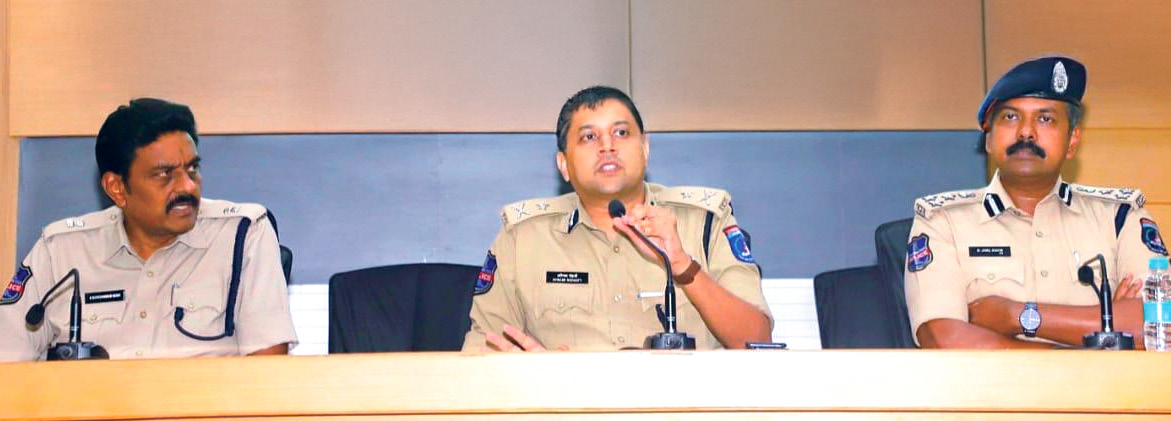 चित्र 11.1 : श्री अविनाश मोहंती, आईपीएस, आयुक्त और उच्च अधिकारियों द्वारा साइबराबाद पुलिस अनुमति प्रबंधन प्रणाली का उद्घाटन किया गया।