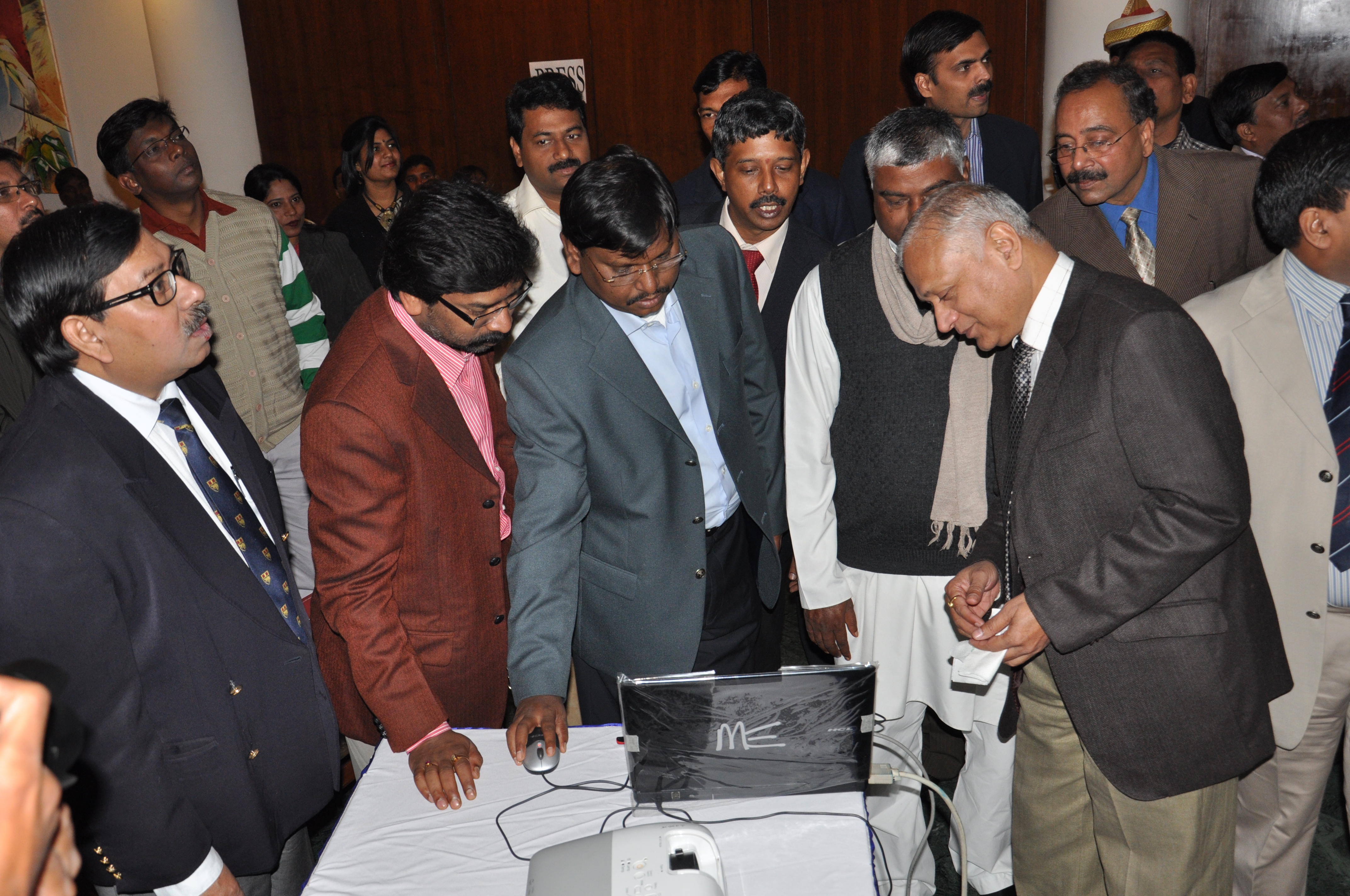 Shri Arjun Munda, Honble CM inaugurating the eProcurement system in the presence of Honble Deputy CM, Chief Secretary and Development commissioner