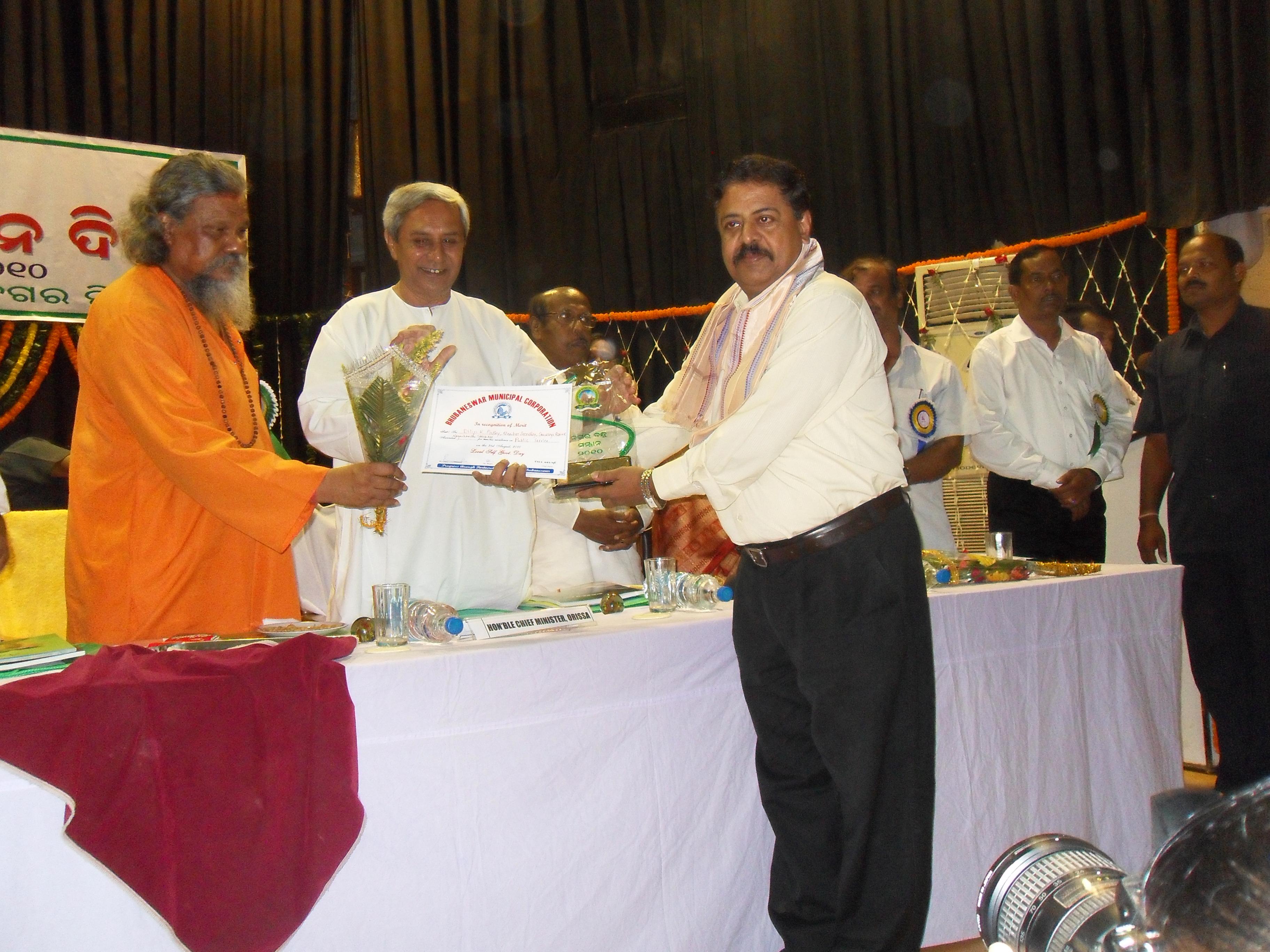 Shri S. K. Panda, SIO, NIC Orissa receives Award from Honourable C.M