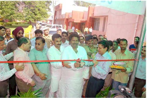 Minister for Revenue Sh. Raman Bhalla and MOS IT, J&K, Dr. Manohar Lal Sharma launching Single Window System at Kathua