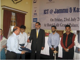 Mr Abhay Kumar SIO receiving award from Minister  IT