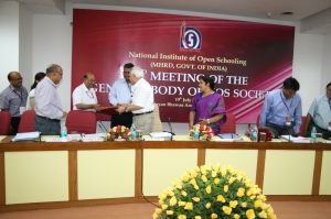 Project members of NIC and NIOS with Hon'ble Union Ministers Shri Kapil Sibal and Smt. Daggubati Purandeswari at the MoU signing ceremony