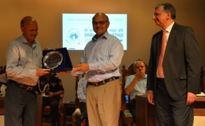 Shri Abhay Kumar, SIO, NIC J&K, being felicitated by Shri K. K. Sharma, IAS, Honorable Advisor to the Governor