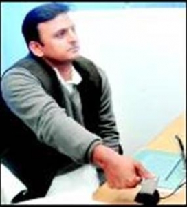 Chief Minister of UP Shri Akhilesh Yadav recording his thumb impression for issuance of SCDL