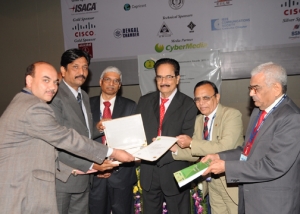 Dr. Saurabh Gupta receiving the Award