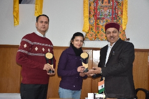 Dr. Ram Lal Markanda, Hon'ble Minister for IT, Agriculture, GoHP presenting the NIC FMS Poster Competition First Prize in country to Ms. Aditi Thakur