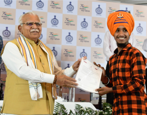 Honorable CM Haryana Shri Manohar Lal distributing Caste Certificate to the beneficiary