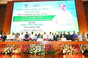 Honourable Chief Minister, Odisha, Shri Naveen Patnaik distributed Trophy & Citation to the team at Bhubaneswar