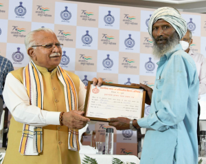 Honorable CM Haryana Shri Manohar Lal distributing Old Age Sammaan Allowance Certificate to the beneficiary