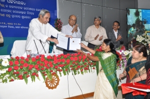 CM distributing Jeevan Praman Certificate