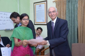 Smt. Vandana Dhiman, Scientific Officer-SB receiving Certificate of Appreciation from Sh. Dev Swarup, State Election Commissioner, Himachal Pradesh