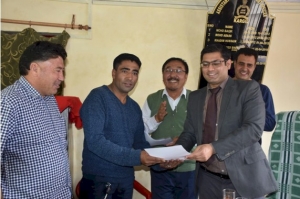 Deputy Commissioner Kargil handing over the certificate to citizens