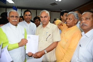Honble CM Haryana distributing the Jeevan Pramaan Patras, generated on-line through AE JPP System, to Haryana Pensioners