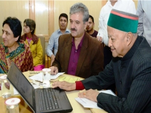 Honourable Chief Minister launching the Mobile App. Also seen in the picture are Sh. Sanjay Chauhan, Mayor Shimla and Smt. Manisha Nanda, ACS (UD) HP.