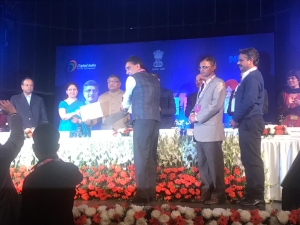 Sh. Ravi Shankar Prasad, Hon'ble Union Minister for Electronics & Information Technology, presenting the award to Sh. Ajay Singh Chahal SIO & Team