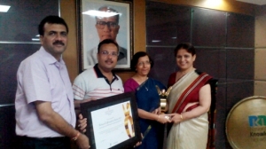 Director General, NIC Ms. Neeta Verma congratulating Team GIGW.