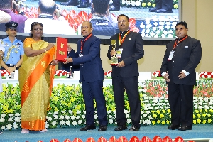 Honourable President of India, Smt. Droupadi Murmu conferred the prestigious award to Shri Biswaranjan Bhukta,DIO,NIC Nabarangpur, Odisha - centre