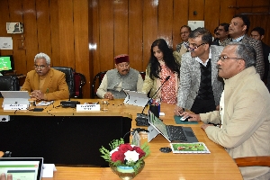 Honourable CM inagurating e-Mantrimandal potal sitting L-R Sri Madan Kaushik, Sri Satpal Maharaj honourable Cabinet Ministers, standing along NIC team