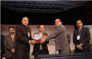 Mr Ajay Sawhney, IAS Secretary MeitY  presenting the award