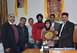 Dr.Ram Lal Markanda, Honorable Minister for Information Technology Himachal Pradesh Felicitating the NIC Himachal Pradesh Team on Receiving the Award