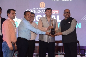 Shri Mohan Das Viswam, Sr. TD, Shri Shashi Kant Pandey, Scientist-D and Shri Sunil Sunsunwal, Scientist-C receiving the Award