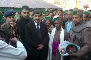 DC Kinnaur felicitating First Voter of India