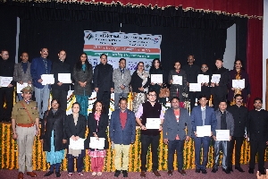 Group Photograph of State Award recipients alongwith Governor, Chief Electoral Officer, State Election Commissioner, Secretary to Governor