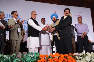 SIO Haryana Sh. G.S.Bansal and Sh. G.S.Saini while receiving award