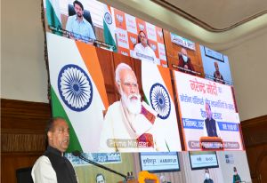 Hon'ble Chief Minister, HP welcoming Sh. Narendra Modi, Hon'ble Prime Minister of India