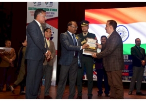 Lt. Governor, Shri Girish Chandra Murmu presenting Special UT Award to Mr. Baiju Ubbot