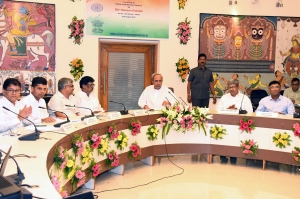 Shri Naveen Patnaik, Honorable CM, Odisha, along with dignitaries, on the occasion