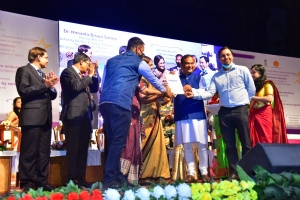 Dr.Himanta Biswa Sarma , Minister Health & FW, Finance etc presenting the certificate of appreciation to NIC Assam team, led by SIO Assam