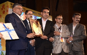 Sh. Ravi Shankar Prasad, Honorable Union Minister for Electronics & IT presenting the Award to the NIC Himachal Pradesh Team