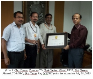 (L-R) Shri Dinesh Chandra TD, Shri Gautam Ghosh DDG, Shri Naeem Ahmed TD&NPC, Shri Tapan Ray DG(NIC) with Award & Certificate.