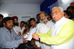 Haryana CM Distributing a Caste Certificate at CSC, Sector-15, Panchkula