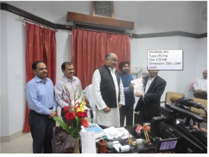 Shri Raja Mahendra Aridaman Singh, Transport Minister, GoUP and other dignitaries during the signing of MoU